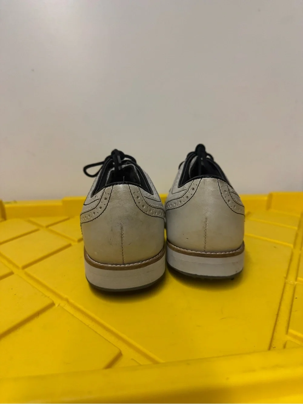 FootJoy Men’s 8.5 White Leather Wingtip Brogue Soft Spike Golf Shoes FJ